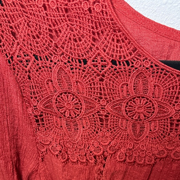 FIG & FLOWER brownish/red 3/4 sleeve w/lace detail blouse-size 2x - Picture 3 of 5